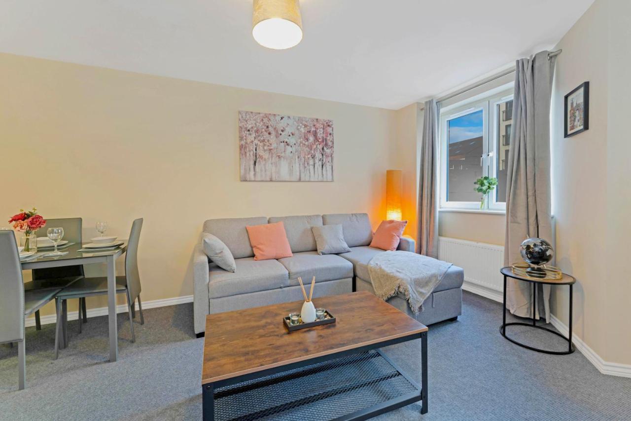 Modern & Spacious 2 Bedroom Serviced Next To Lochend Park - Private Underground Parking & Lift Available - Close To Centre Appartement