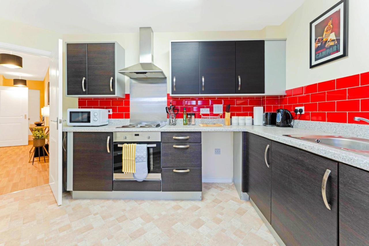 Modern & Spacious 2 Bedroom Serviced Next To Lochend Park - Private Underground Parking & Lift Available - Close To Centre Appartement *