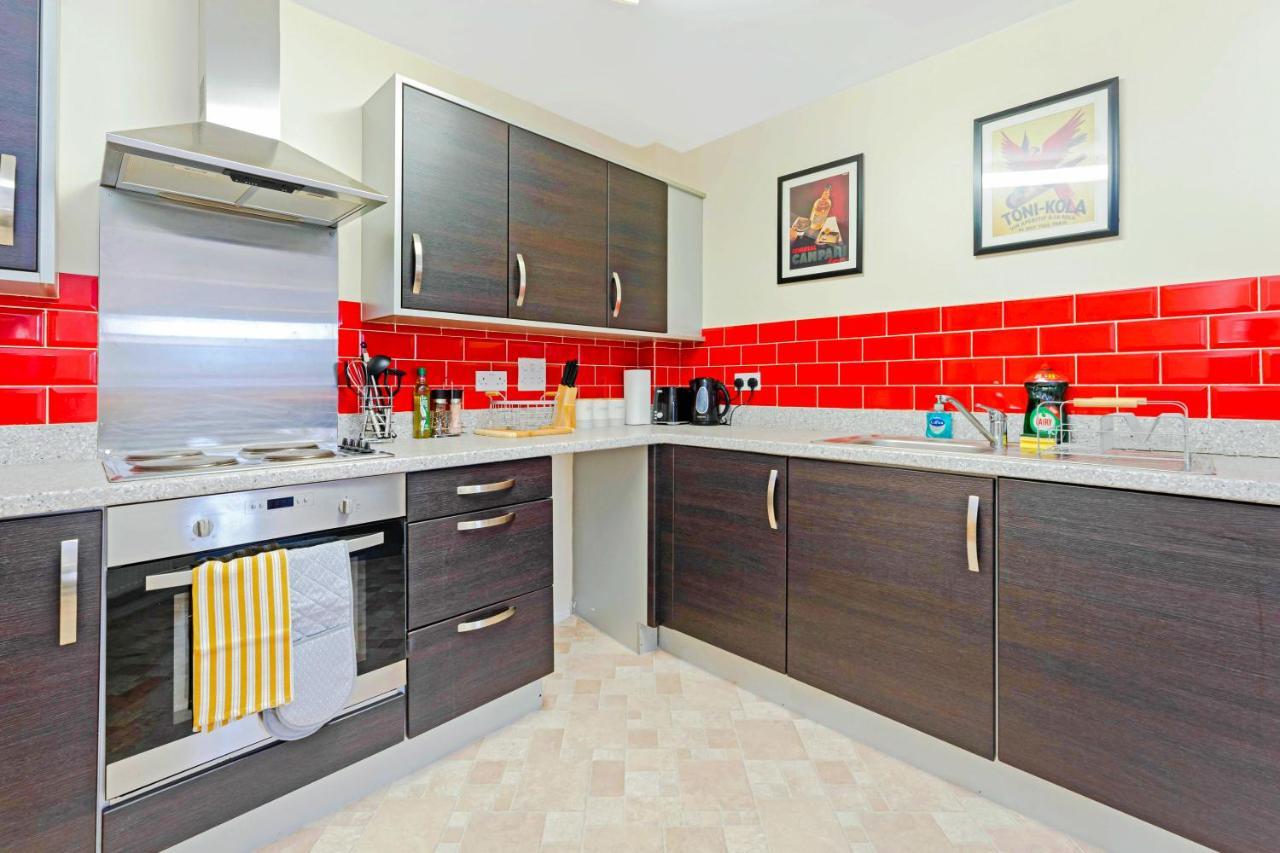 Modern & Spacious 2 Bedroom Serviced Next To Lochend Park - Private Underground Parking & Lift Available - Close To Centre Appartement *
