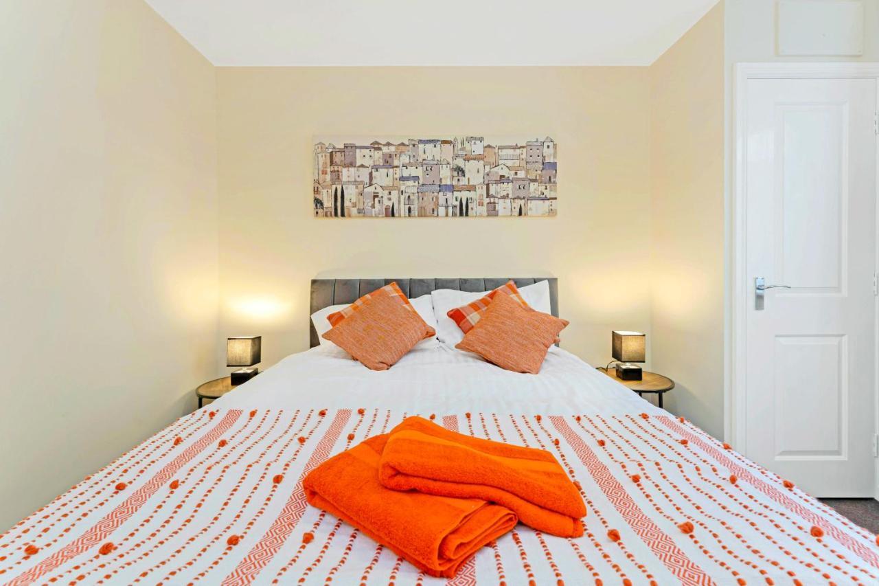 Modern & Spacious 2 Bedroom Serviced Next To Lochend Park - Private Underground Parking & Lift Available - Close To Centre Appartement *