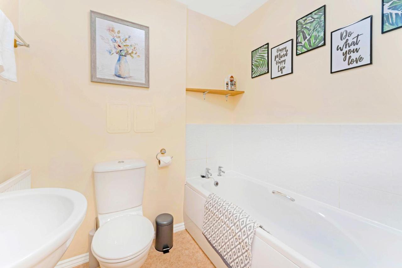 Modern & Spacious 2 Bedroom Serviced Next To Lochend Park - Private Underground Parking & Lift Available - Close To Centre Appartement